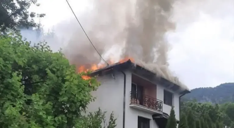 Grom udario u kuću, zastrašujući prizor