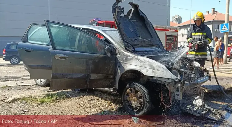 Umalo tragedija: Vozilo se zapalilo nakon udesa, vatrogasci spasili roditelje i bebu