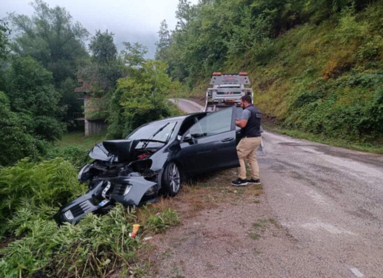 NESREĆA U BIH: Vozač Golfa zaspao i udario u zaštitnu ogradu mosta, povrijeđeno pet osoba