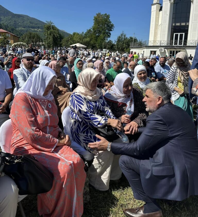 SVAKA ČAST: Poznati bh. biznismen iskazao poštovanje pred Majkama Srebrenice, kleči na koljenima