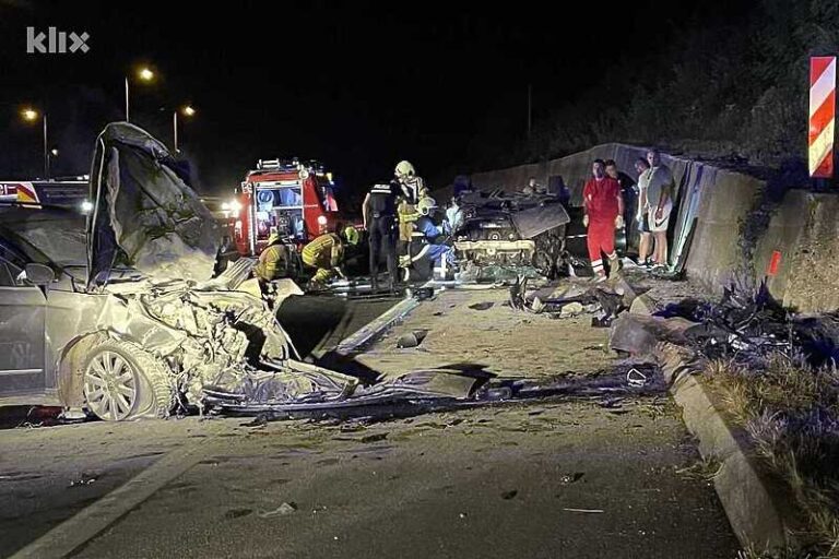 Stravična nesreća na autoputu kod Kaknja, tri osobe zadobile teške povrede