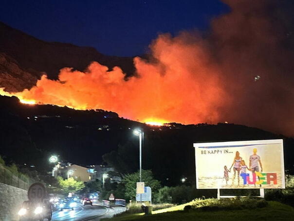 Izbio veliki požar kod Tučepa, gori kod Makarske, zatvorena i cesta