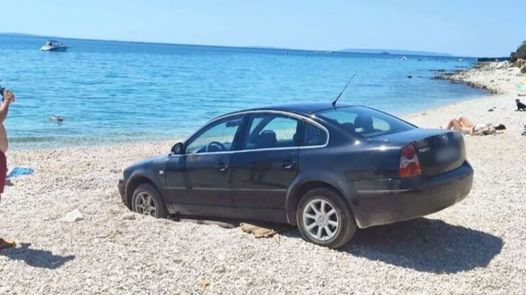 Fotografija od prošle godine izazvala veliku pažnju: Umjesto peškira na plaži ostavili automobil