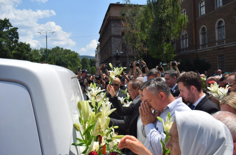 Tužna kolona s 14 tabuta stigla ispred Predsjedništva BiH