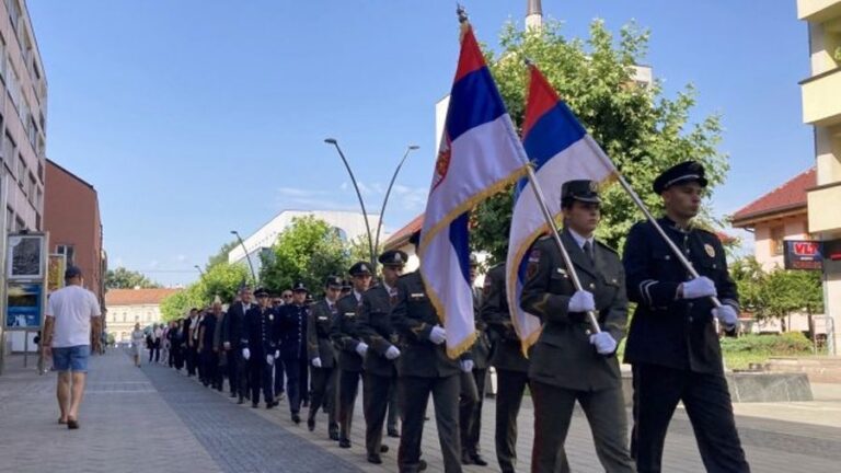 Pripadnici Vojske Srbije prodefilirali kroz Prijedor