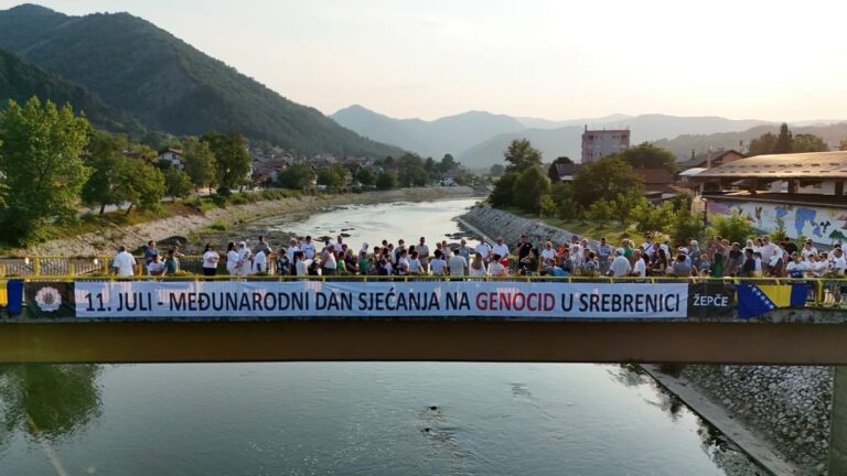 ŽEPČE: Građani se okupili i obilježili 11. juli – Međunarodni dan sjećanja na Genocid u Srebrenici