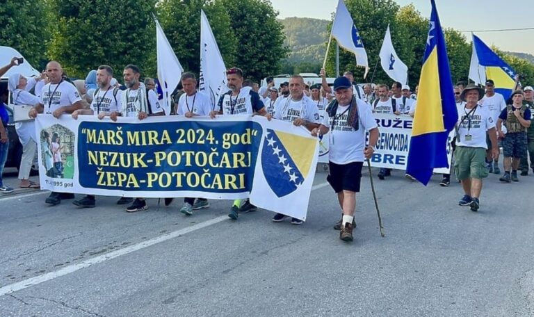 Učesnici Marša mira stigli u Potočare, poklanjaju se žrtvama genocida