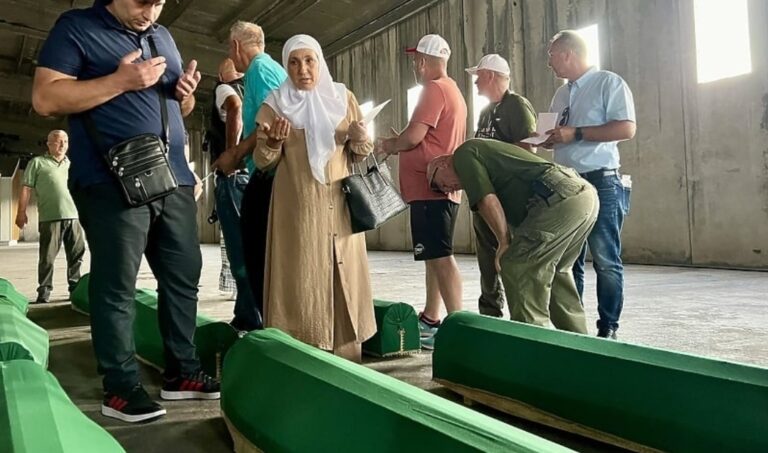 Tuga u Potočarima: Tabuti žrtava genocida izneseni na musalu Memorijalnog centra