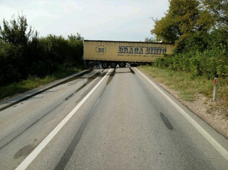 DRAMA | Na putu prema Derventi šleper se popriječio i zablokirao put, kolona kilometar duga