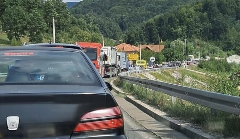 Teška saobraćajna nesreća kod Kalesije: Jedna osoba poginula u sudaru autobusa i automobila