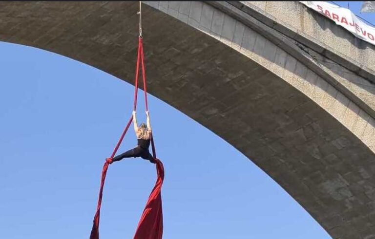 Mlada Mostarka Petra Kožul izvela je ples na svili s luka Starog mosta u Mostaru