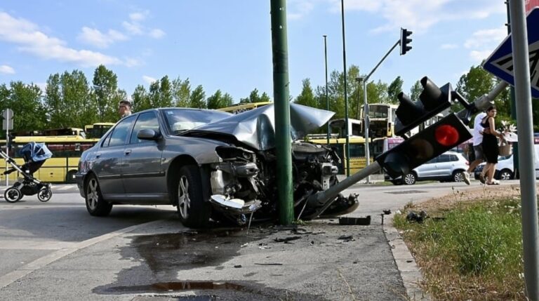 Sarajevo: Vozač izbjegavao pješaka pa se zabio u semafor