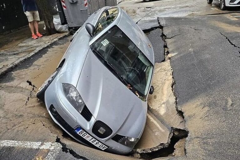 Asfalt “progutao” automobil u Beogradu: Uvečer parkirao, ujutru ga našao u rupi