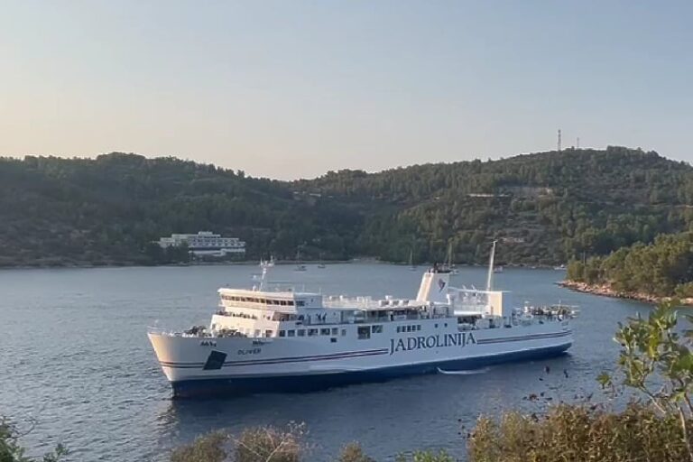 Trajekt “Oliver” nakon cjelodnevnog putovanja stigao na Korčulu, putnici pjevali Cesaricu