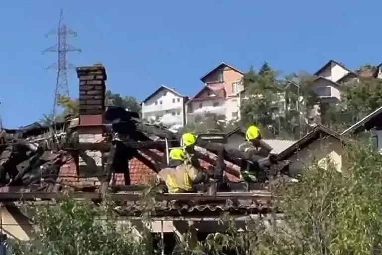 Požar na kući u sarajevskom naselju Breka, borba sa vatrom trajala više od sat vremena