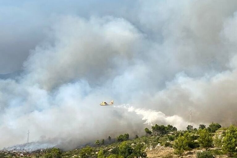 Bukte požari širom Dalmacije, dim se vidi čak i na satelitskim snimcima