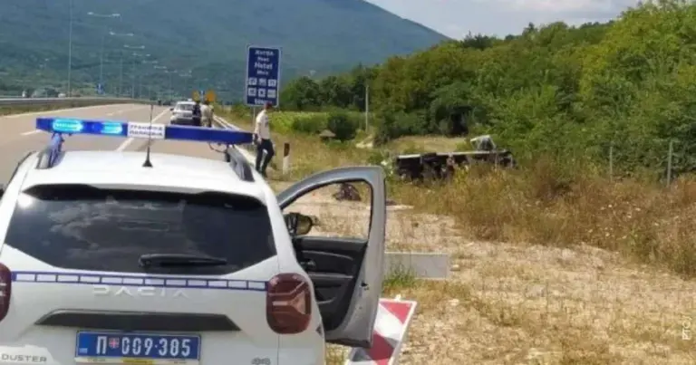 Prevrnuo se kombi, više od 30 povrijeđenih