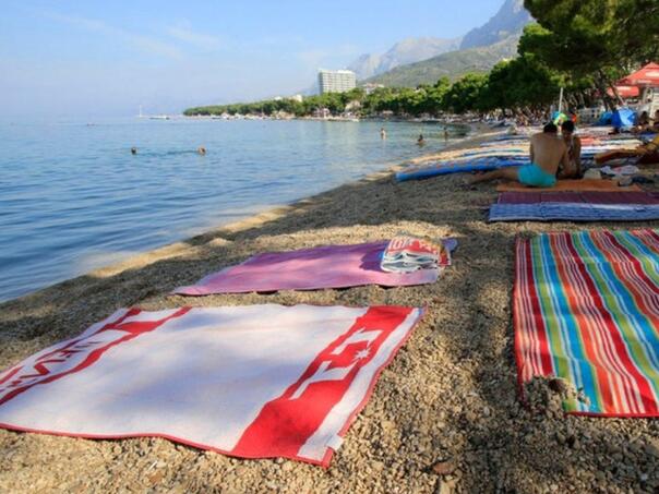 Sa plaže zaplijenili sve peškire koji su služili za ‘rezervaciju’ mjesta