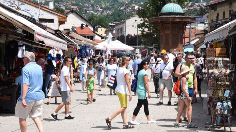 Alarmantna situacija u bh. gradu zbog vrućina: Ljudi kolabiraju na ulicama, za 4 sata više od 20 intervencija