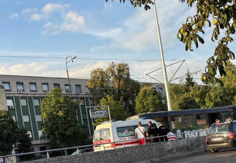 Haos u sarajevskom tramvaju: Zbog tuče intervenisala policija i Hitna pomoć, tramvajski saobraćaj obustavljen