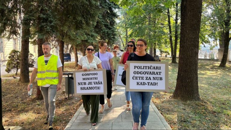 SRAMOTA MINISTARA | NUBBiH upozorio: Najavljen prestanak rada na dan paljenja biblioteke ako se ne riješe problemi