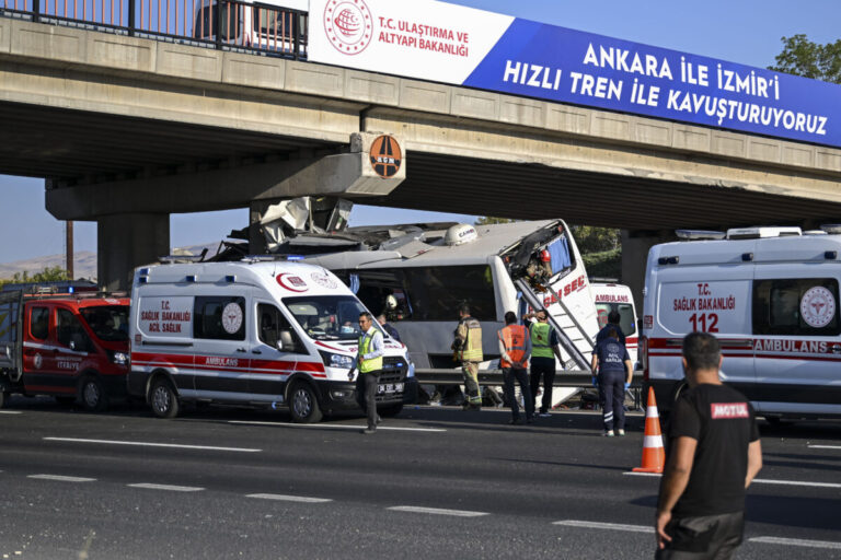 Stravična nesreća kod Ankare: Autobus udario u stub mosta, najmanje devetoro mrtvih