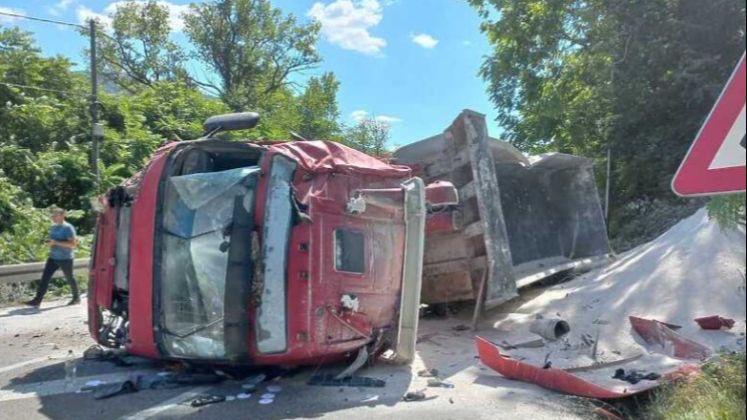 Prevrnuo se šleper, saobraćaj obustavljen: Povrijeđen vozač