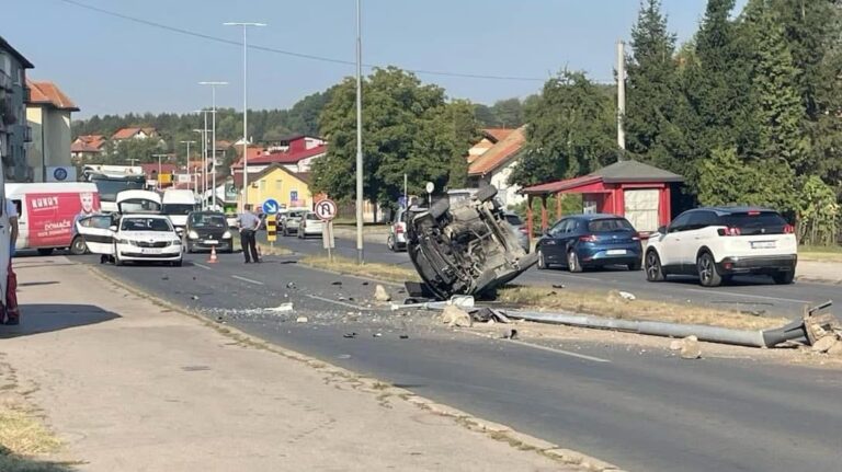 Automobil se prevrnuo, ima povrijeđenih