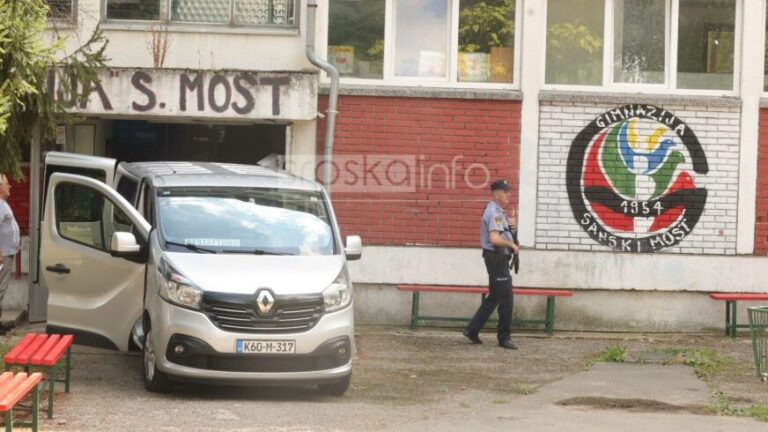 Iz škole u Sanskom Mostu iznesena tijela troje ubijenih