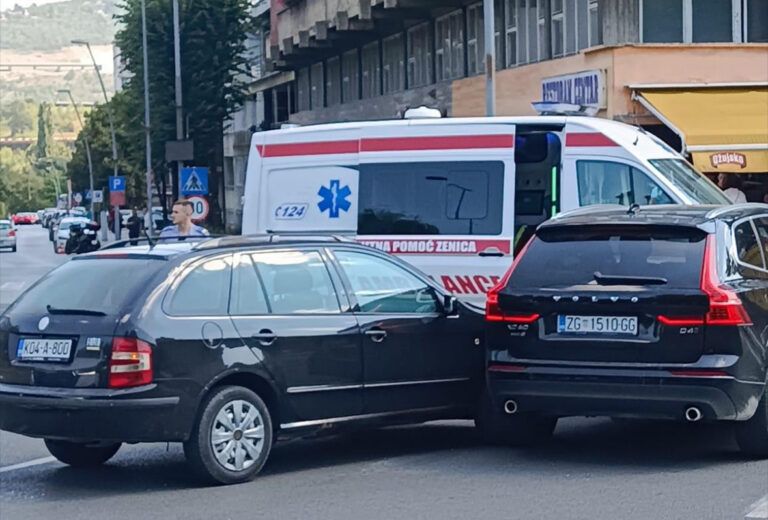 Saobraćajna nesreća u Zenici, hitna pomoć na licu mjesta