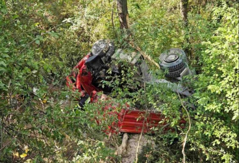 Teška nesreća na M-17: Kamion sletio u provaliju, vozač prevezen u bolnicu