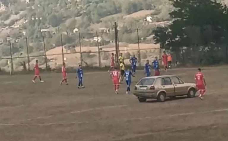 Nezapamćena scena na bh. stadionu: Parkirao Golfa nasred terena i prekinuo meč