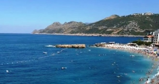 Prizor na plaži na Jadranu zgrozio pola Balkana: Srce sezone u poznatom ljetovalištu… ‘Pa ovo je pravi horor!’