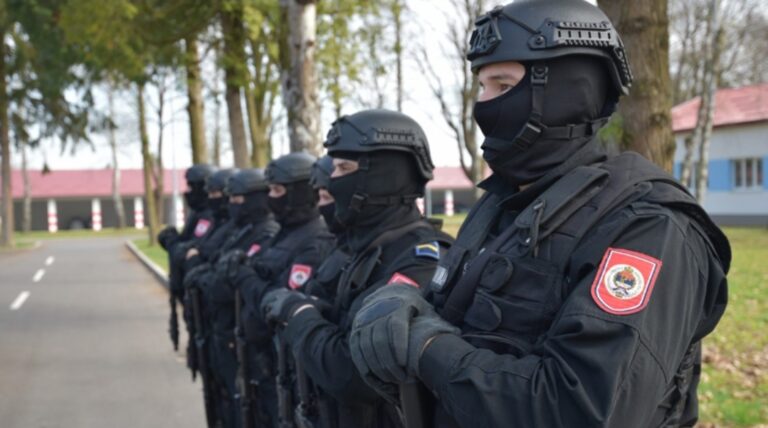 STRAŠNO | Na ulicama Banjaluke policajci sa dugim cijevima, poznat je razlog