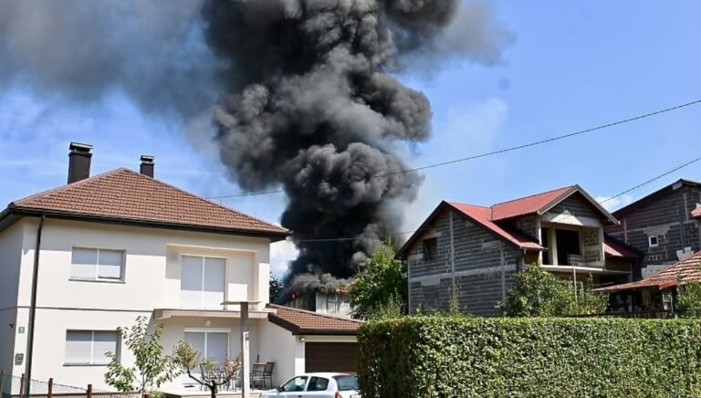 Sarajevo: U Hrasnici izbio veliki požar, gori kuća i pomoćni objekti