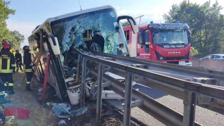 STRAVIČAN UDES | Povrijeđeno 60 osoba: Na lice mjesta stigle brojne ekipe hitne pomoći, helikopter