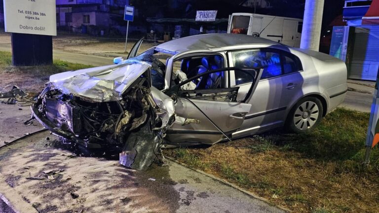 Stravična nesreća u BiH: Vozač teško povrijeđen, vatrogasci morali rezati auto da ga izvuku