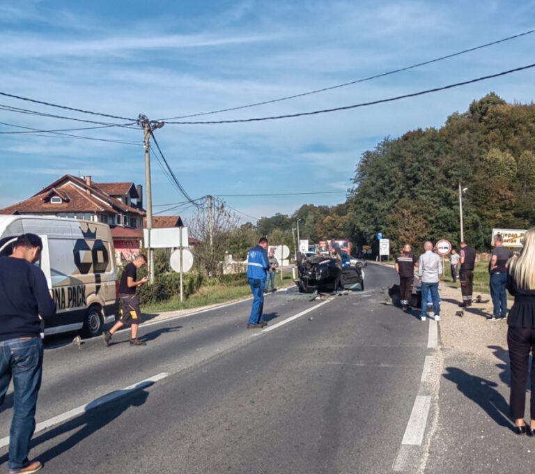 TEŠKA NESREĆA NA MAGISTRALNOM PUTU: Automobil smrskan