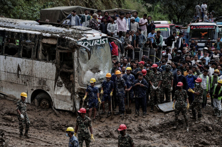 Autobusi s ljudima zatrpani, zatvorene škole, hiljade evakuiranih: Broj mrtvih u Nepalu popeo se na 148