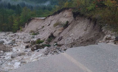 Vozači oprez! Na područjima pogođenim poplavama i dalje postoji velika opasnost od obrušavanja zemlje i kamenja na kolovoz