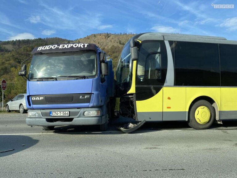 Sudar autobusa i kamiona na M-17 kod Žepča