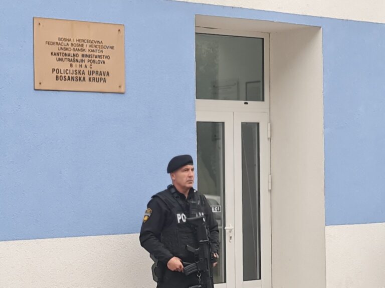 Maloljetnik policajca tri puta izbo, fatalan bio ubod u srce