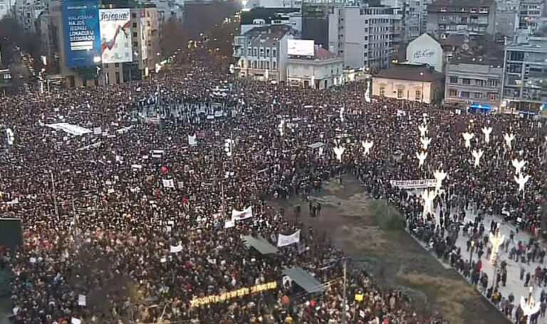 Novi veliki protesti u Beogradu, rijeke ljudi se slijevaju prema centru grada uz poruku: “Ruke su vam krvave”