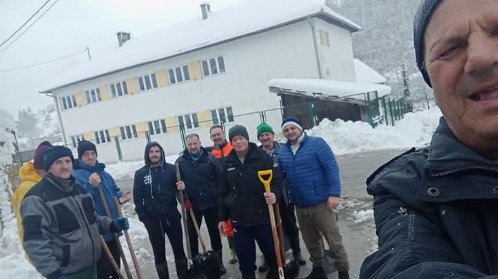 Edin Višća stigao na odmor u BIH, pa uzeo lopatu i pomogao očistiti svoja Čuništa