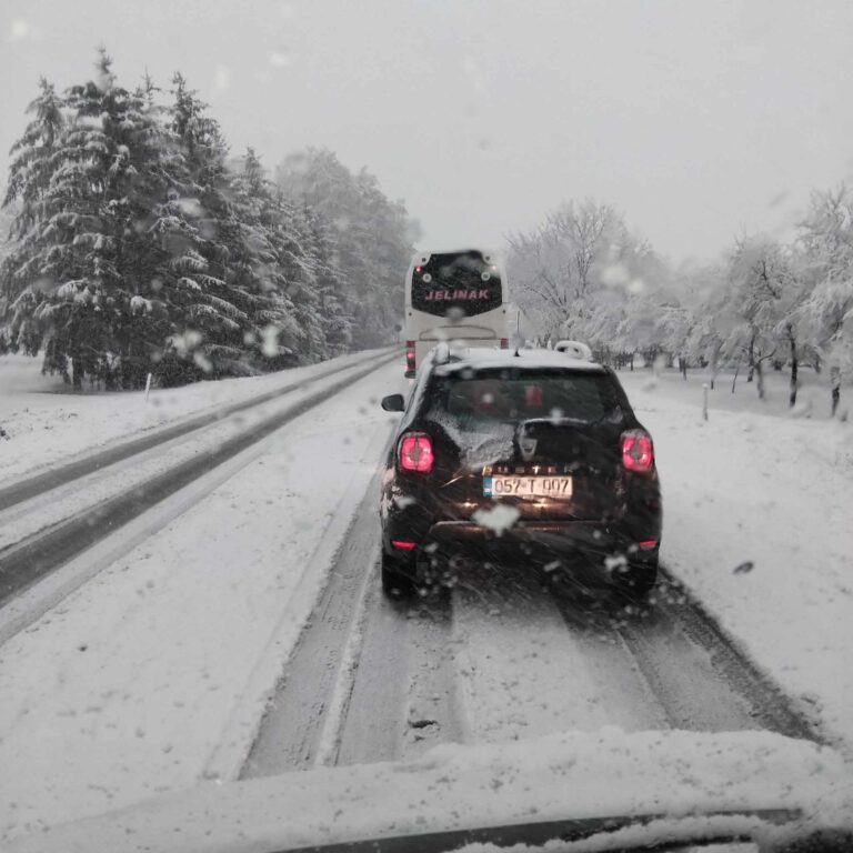 Haos na putu kod Žepča: Teretnjaci popriječili put u blizini tunela Karaula, nastao kolaps