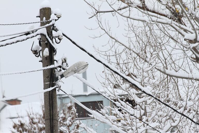 Zbog snijega bez električne energije ostalo najmanje 200.000 domaćinstava u BiH