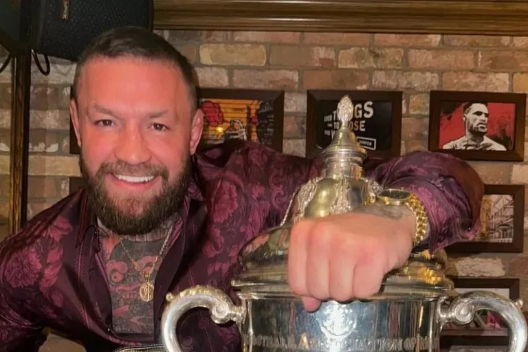 McGregor došao u posjed nogometnog trofeja i privukao veliku pažnju, klub se odmah ogradio