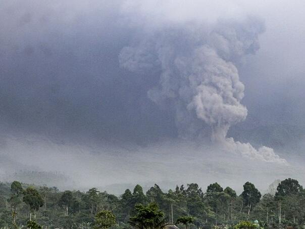 Eruptirao vulkan na indonezijskom otoku Java, pepeo išao kilometar u visinu