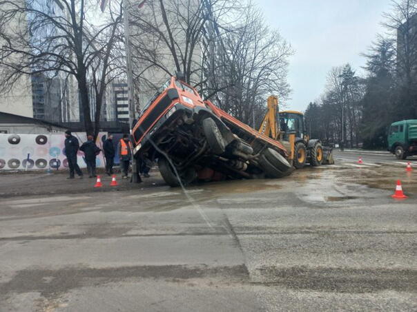 Banja Luka: Kamion tokom izvođenja radova upao u rupu na cesti