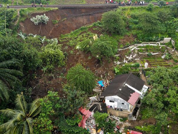 U Indoneziji u aktiviranju klizišta poginulo najmanje 16 osoba